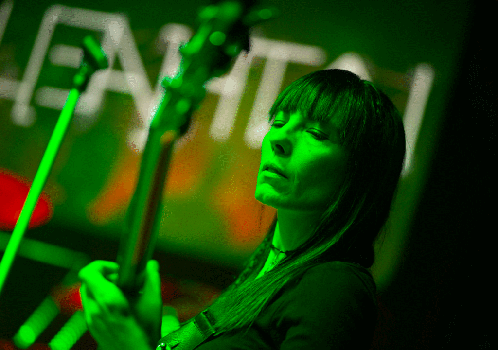 LEAHTAN sort son nouveau single "Phoenix"