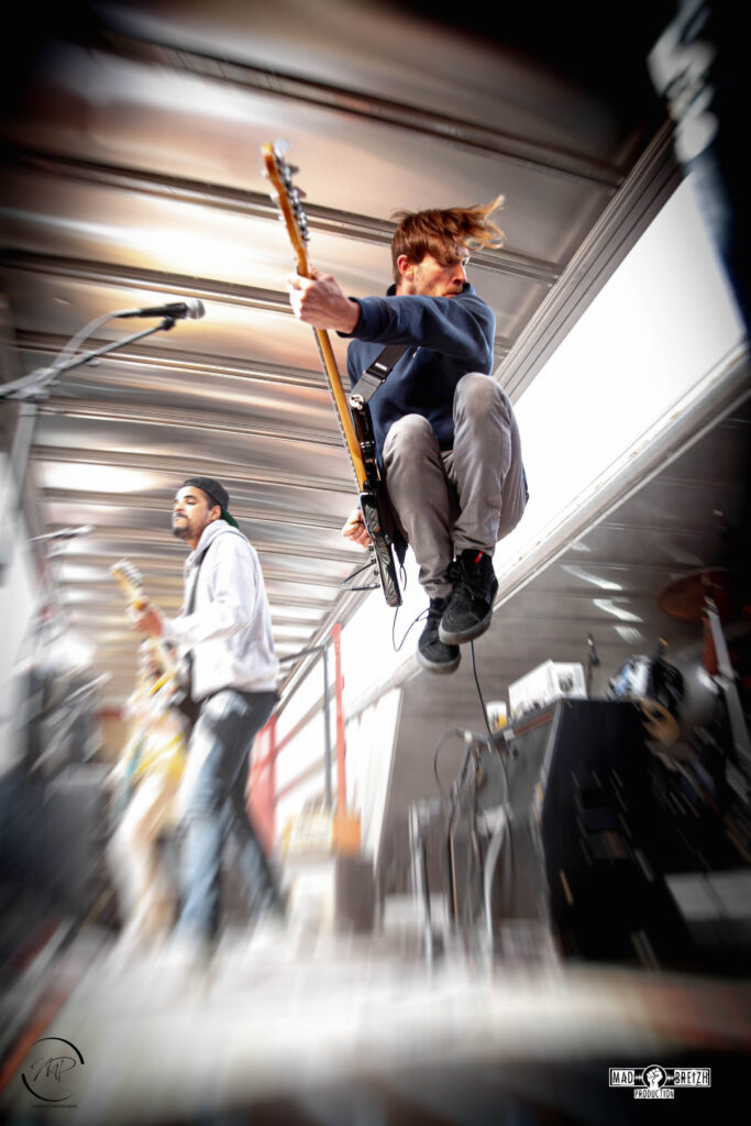 LEFT BANK / HEADS UP — Split en approche : le punk à cœur ouvert