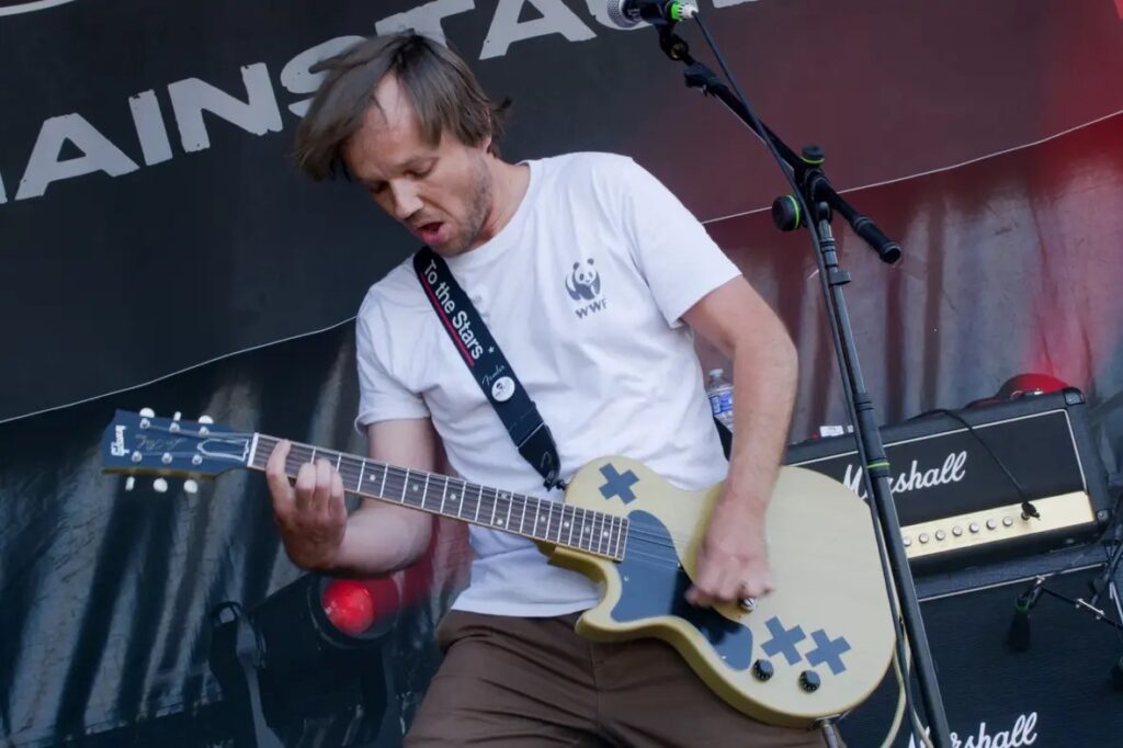 LEFT BANK / HEADS UP — Split en approche : le punk à cœur ouvert